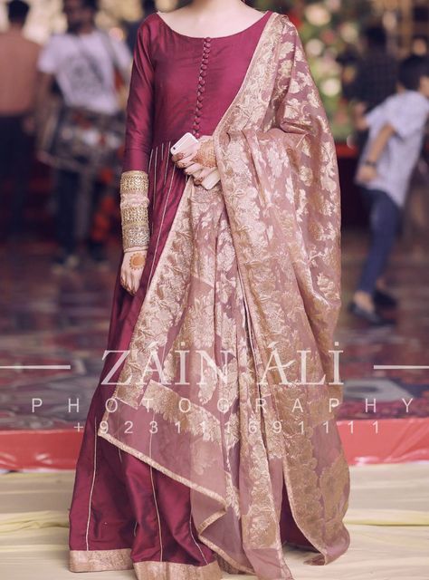 Shadi Dresses, Pakistani Formal Dresses, Velvet Dress Designs, Pakistani Wedding Outfits, Pakistani Fancy Dresses, Pakistani Dresses Casual, Pakistani Fashion Party Wear, Beautiful Pakistani Dresses, Bridal Dress Fashion