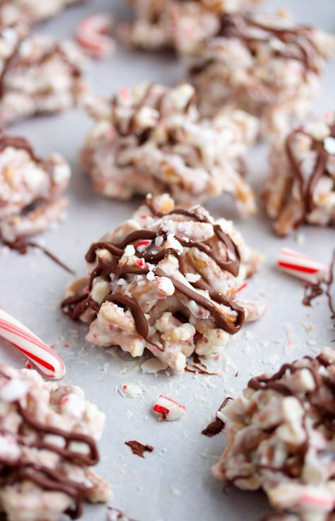 Yule Recipes, Peppermint Pretzel, Crushed Candy Cane, Candy Cane Recipe, White Almond Bark, Christmas Yummies, Pretzel Treats, White Chocolate Peppermint, Christmas Candies