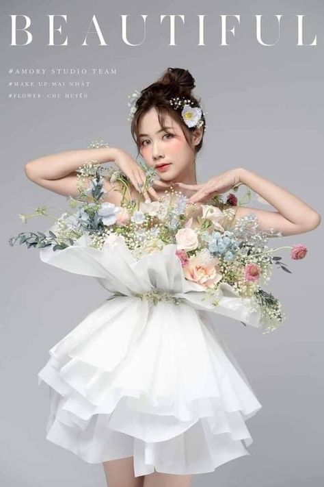 Floral Concept Photoshoot, Corset Flowers Photoshoot, Korean Flower Photoshoot, Model Flower Fashion Photography, Photoshoot Studio Ideas, Flower Photoshoot Editorial, Editorial Floral Shoot, Chinese Gown, Projector Photography