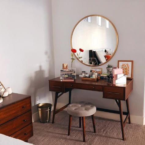 11 Makeup Vanity Ideas for an Inspiring Beauty Corner Vanity Corner Ideas, Vanity And Work Desk Combo, Household Design, Wood Desk Design, Vanity Corner, Natural Wood Desk, Wood Corner Desk, Makeup Vanity Ideas, Vanity Inspo