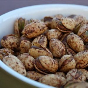 Seasoned Pistachios Recipes, Spicy Pistachios Recipes, Smoked Pistachios Recipe, Seasoned Pistachios, Roasted Pistachios Recipe, Pistachios Recipes, Smoker Ideas, Roasted Pistachios, Snacks Sweet