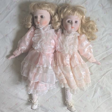 Creepy Twins, Twins Aesthetic, Winter Fairy, Riot Grrrl, Pastel Fashion, Angel Doll, Lowbrow Art, Vintage Americana, Princess Aesthetic