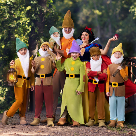 Check out https://www.pinterest.com/disneyfamily/disney-halloween/ for more Disney Family Halloween Costumes!
#halloween #disneyfamily #UP #costume Snow White And Dwarfs Family Costume, Snow White Family Costume, Disney Family Halloween Costumes, King And Queen Costume, Snow White Halloween, White Halloween Costume, Snow White Halloween Costume, Costumes 2023, Snow White Dresses