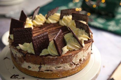 This eight ingredient After Eight cheesecake is the perfect recipe for Christmas After Eights, Nutella Cheesecake Recipe, Nutella Cheesecake Recipes, Recipe For Christmas, Nutella Cheesecake, Easy Rolls, After Eight, Roll Cake, Apple Crumble