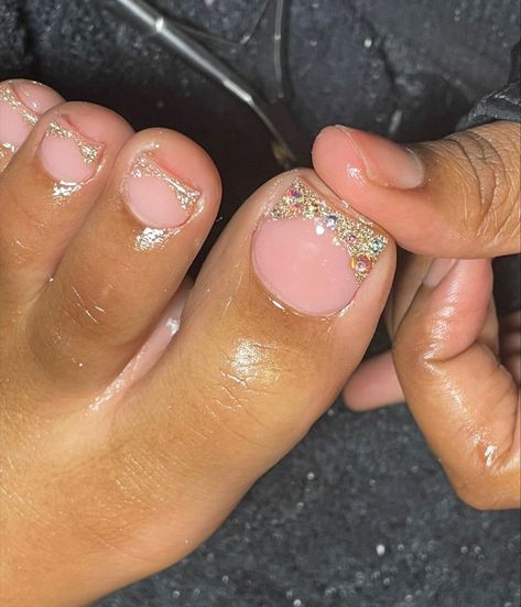 Short Gold Acrylic Nails, Elegant Pedicure, Pedicure Trends, Gold Toe Nails, Spongebob Pics, Gel Toe Nails, Acrylic Toes, Shape Nails, Acrylic Toe Nails