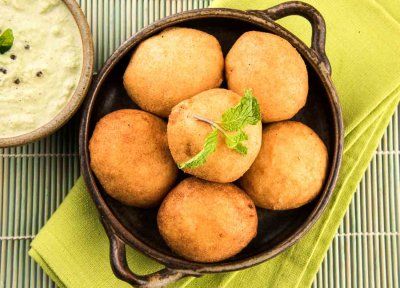 Fried Potato Patties, Potato Ball, Batata Vada, Deep Fried Potatoes, Vada Recipe, Fried Potato, Samosa Recipe, Potato Patties, Snacks Appetizers