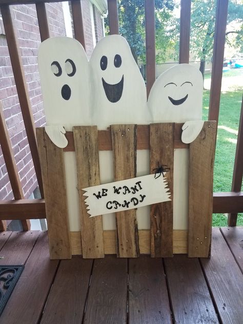 Pallet Ghosts built by Duane Stewart and painted by Teresa Stewart! Pallet Halloween Ideas, Diy Halloween Ghosts, Pallet Halloween, Wood Pallet Crafts, Fall Wood Crafts, Halloween Wood Crafts, Pallet Crafts, Easy Diy Halloween, Pallet Art