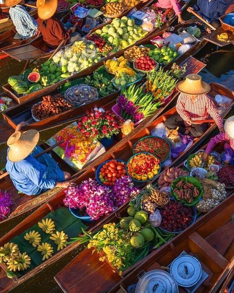 Where Am I? 👇👇👇 FOLLOW TO EXPLORE MORE EXCITING DESTINATIONS 🔥🔥🔥 Up To 30% Off All Website Deals- Link In Bio One of the most iconic attractions in Thailand is the Damnoen Saduak Floating Market. Here, vendors paddle their boats along the canals, selling local food, fresh fruits, and unique items. Don’t miss trying warm coconut pancakes, pad thai, boat noodles, and classic mango sticky rice as you float along the slender waterways. The traditional wooden houses on stilts add to the charm of ... Thailand Flag Aesthetic, Thai Mural, Houses On Stilts, Thai Aesthetic, Thailand Floating Market, Thai Boat, House On Stilt, Boat Noodle, Goblin Market