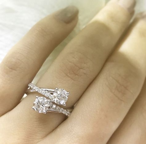 Graff Jewelry, Simple Engagement, Diamond Rings Design, Look Retro, Modern Engagement Rings, Ladies Ring, Classic Engagement Rings, Platinum Engagement Rings, Stone Engagement Rings