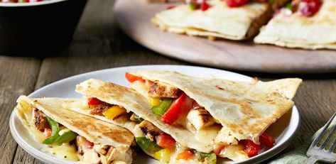 Chicken Quesadillas By Ree Drummond Easy Chicken Quesadilla Recipe, Pollo Mechado, Pioneer Woman Chicken, Chicken Quesadilla Recipe, Quesadilla Recipe, Banoffee Pie, Pioneer Woman Recipes, Quesadilla Recipes, Chicken Quesadillas