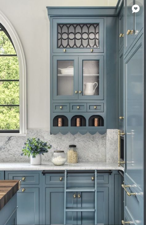 Old English Kitchen, Plain English Kitchen, European Kitchen Design, Art Deco Kitchen, Classic Kitchen Design, European Kitchens, Blue Kitchen Cabinets, Wall Decor Kitchen, Victorian Kitchen