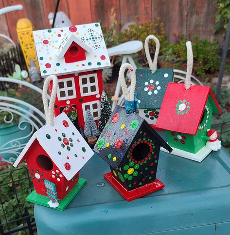 Christmas birdhouse ornaments #Christmascrafts #paintedbirdhouses Birdhouse Painting, Christmas Birdhouse, Birdhouse Ornaments, Horizontal Fence, Bird Houses Painted, Birdhouse Designs, Birdhouse, Birds Painting, Bird Houses