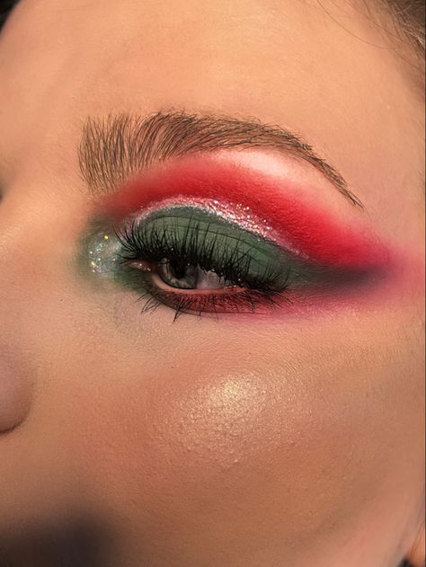 Red White Green Makeup, Red And Green Eyeshadow Looks, Green And Red Makeup Looks, Green And Red Eyeshadow, Red And Green Makeup Looks, Christmas Elf Makeup Looks, Green And Red Makeup, Red Green Makeup, Red And Green Eyeshadow