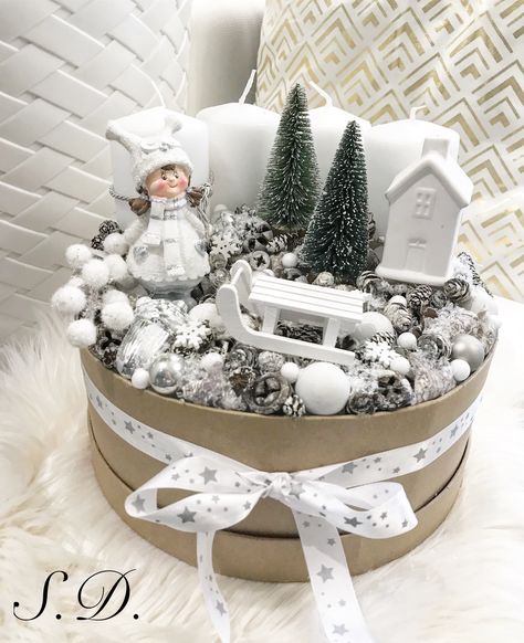 Adventskranz in der Schachtel. Tolle Idee zum verschenken. Dekoratívne Vence, Christmas Advent Wreath, Grinch Christmas Tree, Silver Christmas Decorations, Christmas Tree Background, Christmas Candle Decorations, Advent Wreath, Christmas Arrangements, Silver Christmas