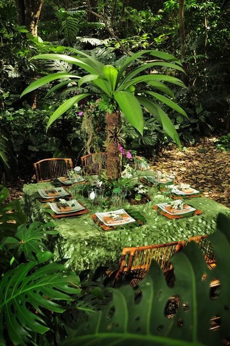 Green petal tablecloth Table Decoration Birthday, Rainforest Theme, Jungle Wedding, Jungle Theme Parties, Jungle Safari Party, Fiesta Tropical, Safari Theme Party, Re Leone, Jungle Party