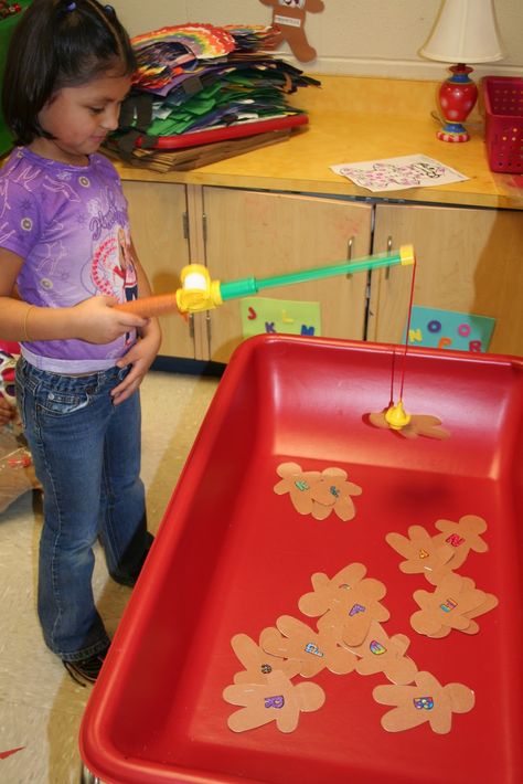 Mrs. Lee's Kindergarten: They had to "catch" gingerbread men here and find the matching letter and dot it with a bingo dotter.  Absolutely invaluable tip! Use staples instead of paperclips. They won't fall off! Christmas Party Games For Kids, Games For Preschool, Gingerbread Man Activities, Gingerbread Activities, Diy Christmas Party, Christmas Games For Kids, Christmas Kindergarten, Winter Preschool, Holiday Games