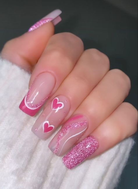 After fur nails, you probably thought that you had seen all the craziest nail art ideas. Blue Nail Short, Fur Nails, Short Nail Design, Nail White, Nail Short, Heart Nail Designs, Valentine Nails, Chilli Chicken, Nail Blue