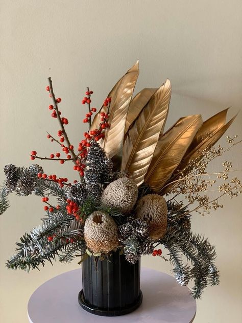 Flower Arrangements For Christmas, Native Christmas, December Nights, Floristry Design, Boro Stitching, Christmas Floral Arrangements, New Year's Crafts, Bouquet Arrangements, Beautiful Bouquet Of Flowers