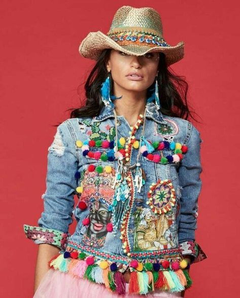 00s Mode, Diy Denim Jacket, Embellished Denim Jacket, Mode Hippie, Boho Denim, Diy Jacket, Estilo Hippie, Denim Ideas, Embellished Jacket