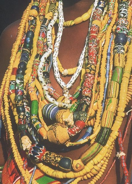 Vintage photo of Bodom beads being worn. From Middle Eastern and Venetian Glass Beads by A. Panini. Posted by Rosanna. Ghanaian Jewelry, Ghana Aesthetic, Juzu Beads, African Paper Beads, Ghanaian Culture, African Trade Bead Jewelry, Jewelry Shop Display, Fabric Dyeing Techniques, Cheap Necklaces