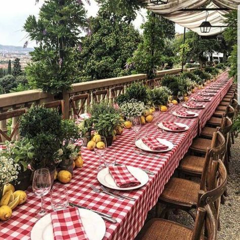 Tuscan Tablescape, Pizza Dinner Party, Italian Dinner Party Decorations, Farewell Brunch, Italian Bridal Showers, Dinner Party Style, Italy Party, Country Dinner, Italian Dinner Party