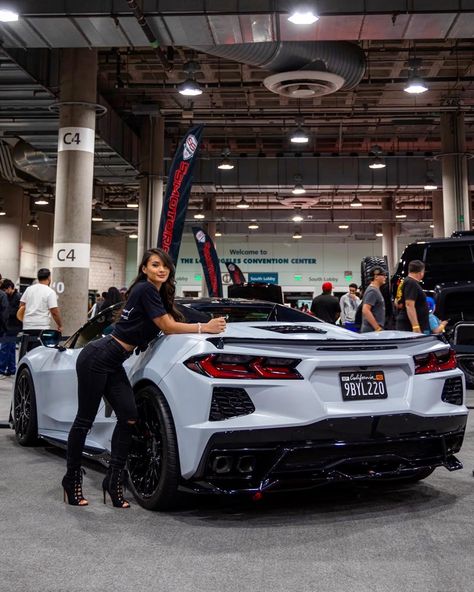 Car model miss Lin Yeh and corvette c8 stingray at LA auto show Sports Car Model Photoshoot, Car Model Poses, Car Show Models, Women Posing With Cars, Female Model Car Photoshoot, Car Modeling, Car Show Girls, Corvette C8, Car Photo