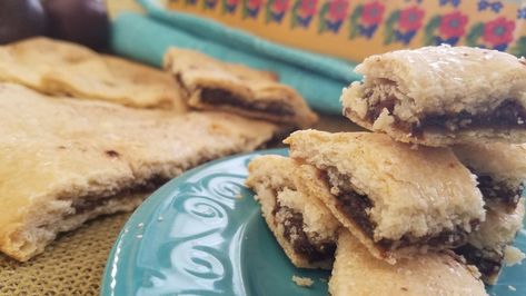 Plum Pastelitos are a traditional pastry with a fruit center. They are a traditional dessert for Christmas gatherings in New Mexico. Plum Pastry, Prune Pie, Pastelitos Recipe, Dessert For Christmas, Plum Pie, Plum Recipes, Pastry Recipe, Happy Cooking, Mexico Food