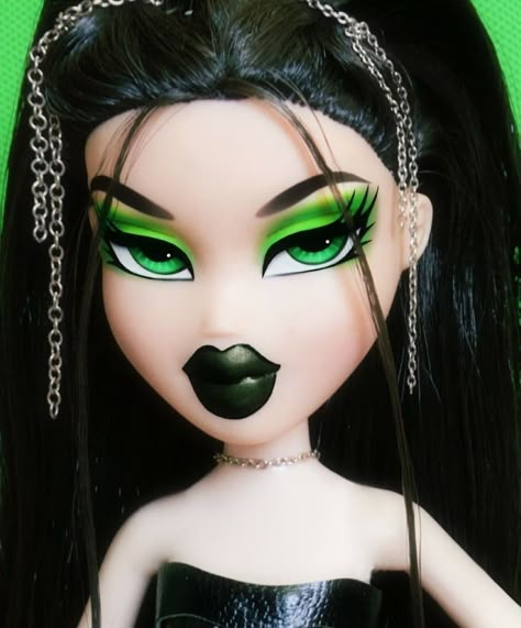 Uploaded by bassmoon. Find images and videos about grunge, aesthetic and green on We Heart It - the app to get lost in what you love. Bratz Doll Makeup, Black Bratz Doll, Bratz Doll Outfits, Brat Doll, Bratz Girls, Doll Aesthetic, Doll Makeup, Cartoon Profile Pictures, Bratz Doll