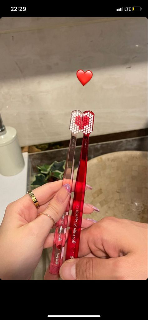 Couples Toothbrushes, Couple Brushing Teeth, Brushing Teeth Aesthetic, Toothbrush Aesthetic, Aesthetic Toothbrush, Couple Toothbrush, Teeth Aesthetic, Cute Desk Accessories, Instagram Couples