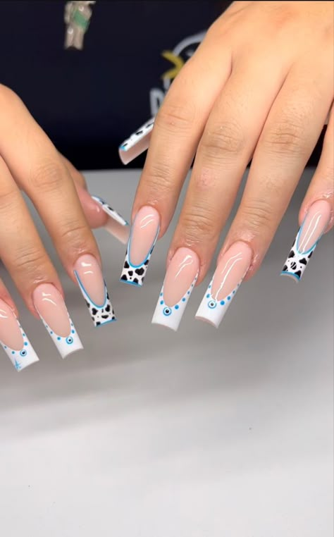 Vaquera Nails, Cute Flower Nail Designs, Short Western Nails, Medium Nails Acrylic, Cute Flower Nails, Medium Acrylic Nails, Rodeo Nails, Cowboy Nails, Nails Photo