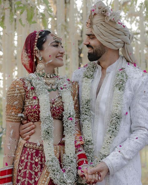 Best Couple Poses, Bridal Sari, Surbhi Jyoti, Couple Pose, Wedding Couple Poses Photography, Photoshoot Idea, Wedding Rituals, Garland Wedding, Couple Poses