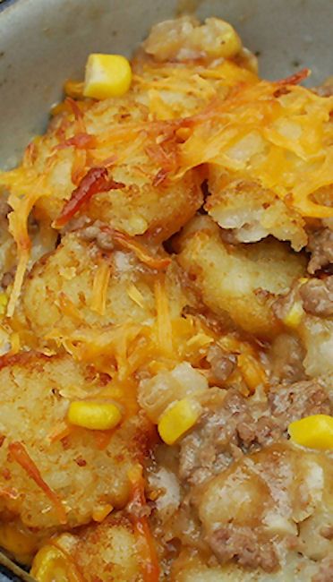 Cowboy Casserole Recipe ~ A delicious mix of hamburger, cheese and corn sandwiched in between a layer of crunchy tots. I will be trying this! Cowboy Casserole Recipe, Cowboy Casserole, Oven Recipe, Bean Casserole, Green Bean, Casserole Recipe, Beef Dishes, Ground Beef Recipes, Casserole Recipes