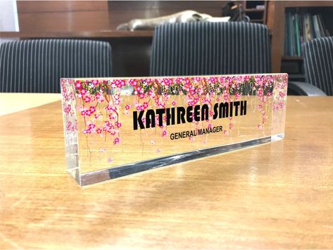 Office Desk Name Plates, Name Plate Design, Personalized Name Plates, Name Blocks, Plates Diy, Desk Name Plates, Office Desk Decor, Diy Resin Crafts, Glass Blocks