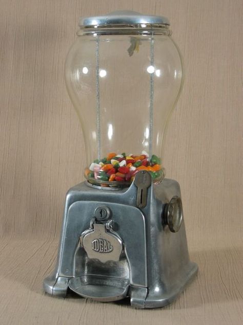 Vintage Gumball Machine, Vintage Gadgets, Bubble Gum Machine, Gumball Machines, Penny Candy, Florence Nightingale, Pinball Machines, Coin Operated, Vending Machines