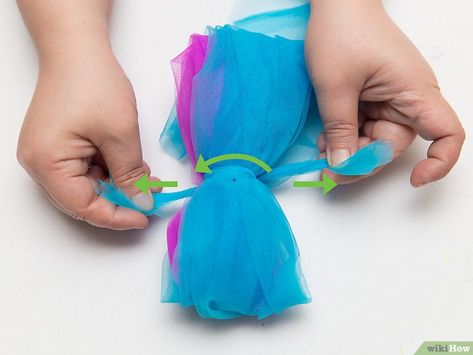 Diy Tulle Poms, Pompon Tulle, Tulle Projects, Tulle Pompoms, Tissue Paper Poms, Pompon Diy, Tulle Crafts, Diy Tulle, Tutu Tutorial