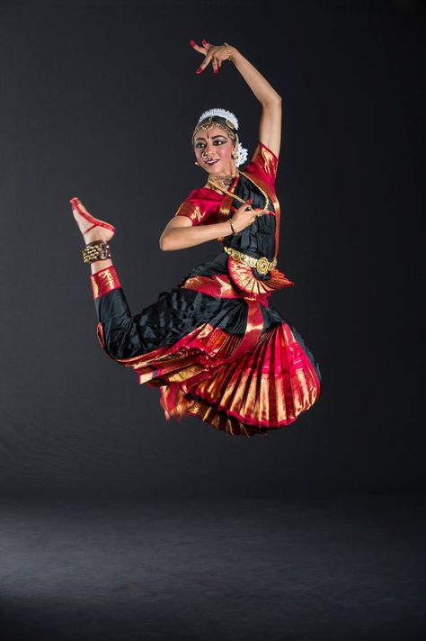 Black Bharatanatyam Costume, Red Bharatanatyam Costume, Classical Dance Poses Photography, Kuchipudi Dance Poses, Bharatanatyam Poses Photography, Bharatnatyam Arangetram, Bharatnatyam Poses For Photoshoot, Bharathanatyam Photography, Bharatnatyam Poses