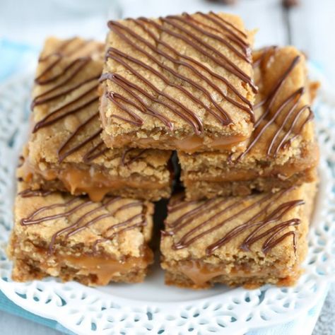 Caramel Stuffed Peanut Butter Blondies from handletheheat.com Peanut Butter Blondies Recipe, Peanut Butter Blondies, Peanut Butter Cookie Bars, Peanut Butter Caramel, Caramel Mousse, Butter Caramel, Handle The Heat, Blondies Recipe, Butter Bars