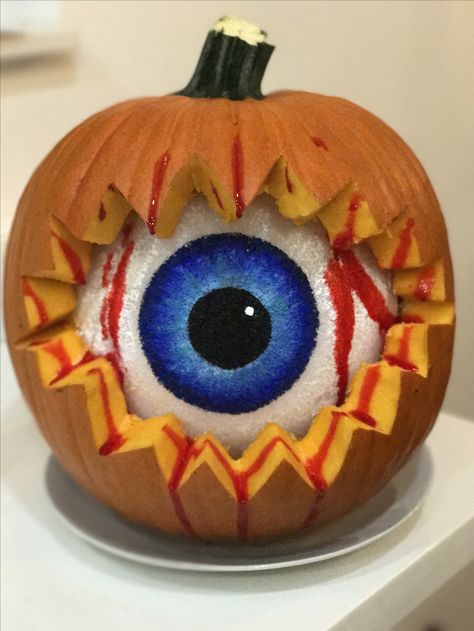 Pumpkin Eyeball, Eyeball Pumpkin Carving, Eyeball Pumpkin Painting, Eyeball Pumpkin, Eye Pumpkin, Horror Movie Pumpkin Painting, Pumpkin Eyes, Awesome Pumpkin Carvings, Creative Pumpkin Painting