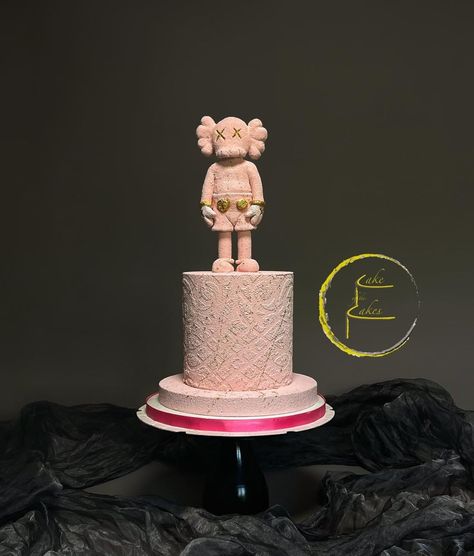 Kaws Theme Party, Kaws Cake Ideas, Kaws Birthday Cake, Kaws Birthday Party, Kaws Cake Design, Kaws Birthday Decor, Fashion Cakes Birthday, Kaws Cake, Kaws Bearbrick