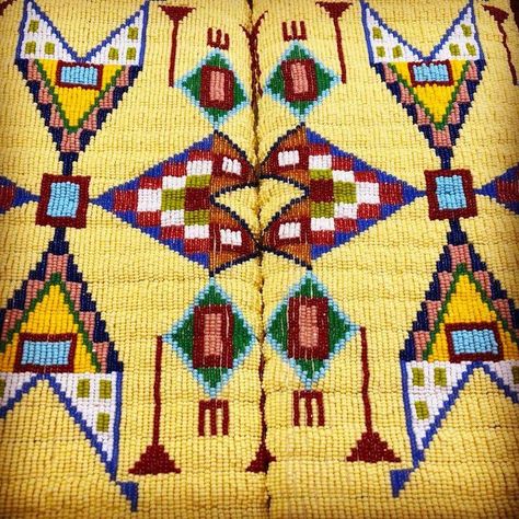 Sioux Designs Beadwork, Lakota Beadwork Designs, Crow Beadwork Designs, Sioux Designs, Sioux Beadwork, Native American Totem, Indian Beadwork, Native Artwork, Native American Beadwork Patterns