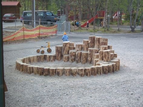 use logs to border the sandpit then they double as stepping stones Backyard Playset, Door Games, Outdoor Play Spaces, Play Garden, Sand Pit, Outdoor Play Areas, Diy Playground, Natural Playground, Backyard Play