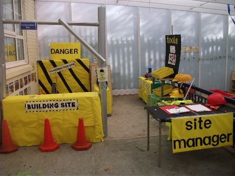 Construction Site role-play area classroom display photo - Photo gallery - SparkleBox Preschool Construction, Community Helpers Theme, Role Play Areas, Construction Play, Dramatic Play Preschool, Dramatic Play Area, Construction Area, Classroom Transformation, Building Site