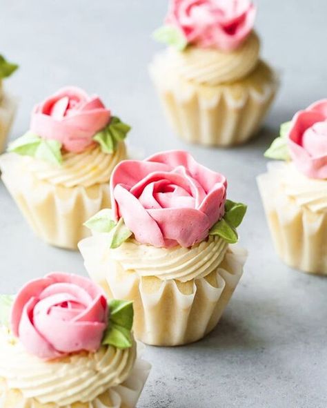 Holiday Spritz Cookies with Wilton Cakes — Style Sweet Piped Peony, Piping Videos, Frosting Piping, Cupcake Piping, Fruit Cupcakes, Lovely Cake, Cake Mini, Torte Cupcake, Lemon Cupcakes