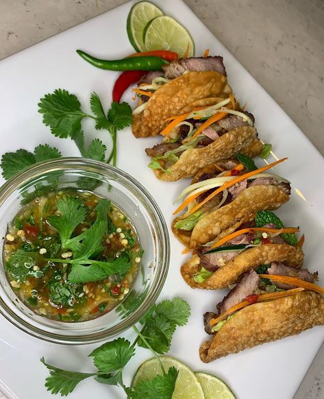 Latin Asian Fusion Food, Fusion Food Ideas, Party Tapas, Thai Fusion Food, Fusion Tacos, Food Magic, Thai Chili Sauce, Aesthetic Foods, Fusion Restaurant