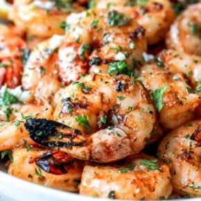 Garlic Grilled Shrimp - Spend With Pennies Grilled Shrimp Marinade, Poulet General Tao, Spicy Grilled Shrimp, Shrimp Marinade, Shrimp Kabobs, Homemade Garlic Butter, Grilled Shrimp Skewers, Grilled Shrimp Recipes, Shrimp Skewers