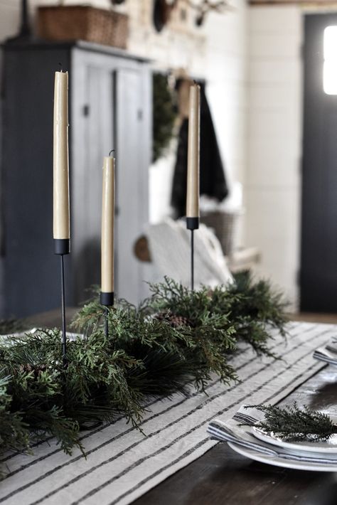 Simple natural Christmas table setting in a rustic farmhouse style. Use real and faux greenery combined to create a Christmas centerpiece garland on top of a table runner with black candleholders. #rockyhedgefarm #simplechristmas #farmhousechristmas #rusticchristmas Christmas Tree Inspiration Red And Gold, Christmas Tree Inspiration Modern, Christmas Tree Inspiration Simple, Christmas Country, Table Garland, Christmas Table Setting, Tree Inspiration, Farmhouse Style Christmas, Minimal Christmas