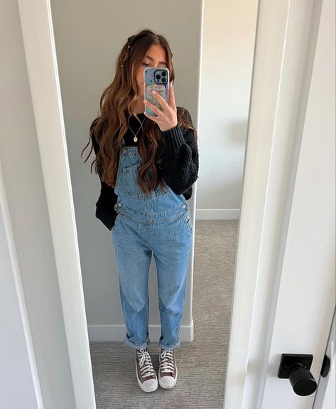 Halle Sandberg Outfits, Halle Sandberg, Overall Outfit, Cute Modest Outfits, Cold Outfits, Outfit Inspo Casual, Cute Preppy Outfits, Cute Everyday Outfits, Really Cute Outfits