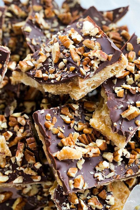 Candy With Pecans, Toffee Coffee, Pecan Toffee, Easy Toffee, Saltine Cracker, Saltine Toffee, Cracker Candy, Toffee Candy, Candy Recipe