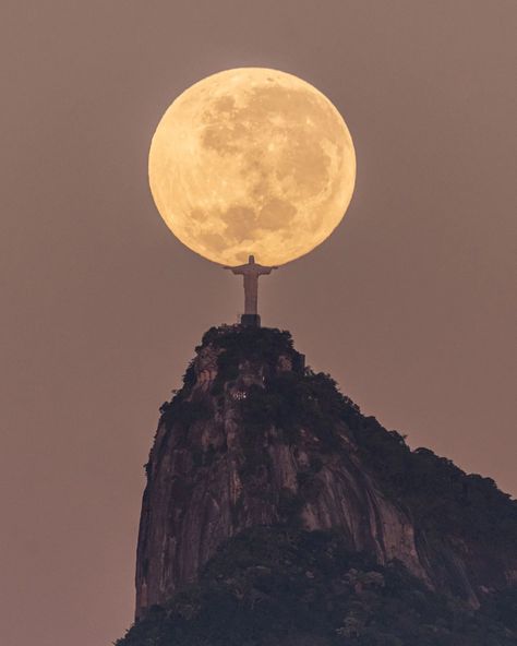 Photographer Captures Christ The Redeemer Holding The Moon | PetaPixel Hoco Decorations, Bible Fanart, Holding The Moon, Nature God, Photographing The Moon, God Nature, Jesus Son, Moon God, Bible Wallpaper