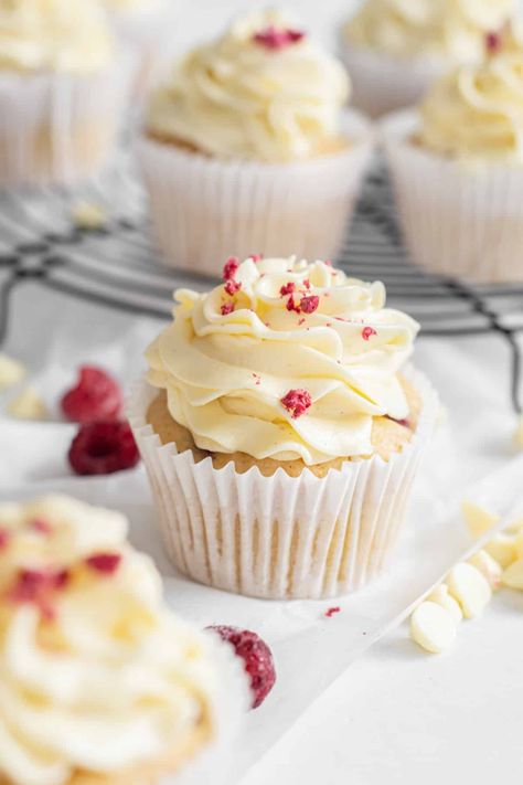 White Chocolate Raspberry Cupcakes, Raspberry And White Chocolate Cupcakes, Chocolate Cheesecake Bites, White Chocolate Desserts, Raspberry And White Chocolate, Chocolate Raspberry Cupcakes, Chocolate Swiss Meringue Buttercream, White Chocolate Cupcakes, Raspberry White Chocolate